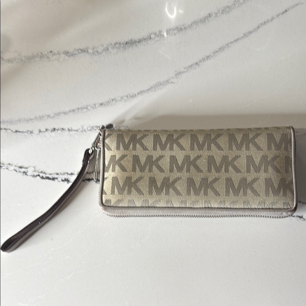 Michael Kors Jet Set Travel Continental Light Grey Logo Wristlet - Picture 5 of 12